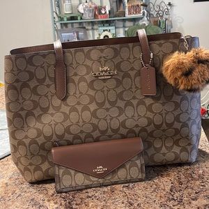 Coach Large Avenue Carryall In Signature Canvas with Matching wallet